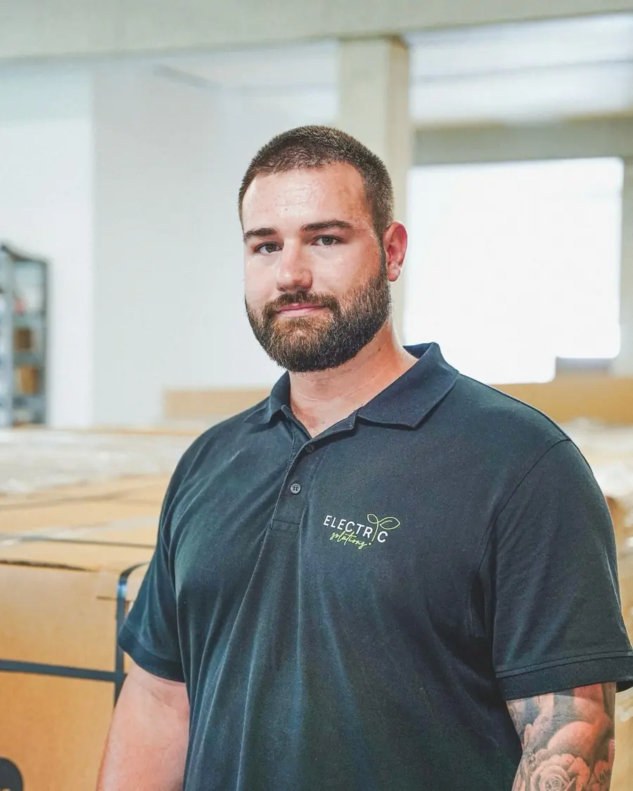 Die Gründer von ES Electric Solutions, Dennis und Joshua, in ihrem Büro