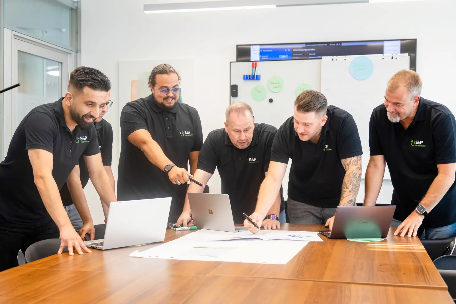 Das Team von S&P Freie Solarmakler bei der Planung am Tisch